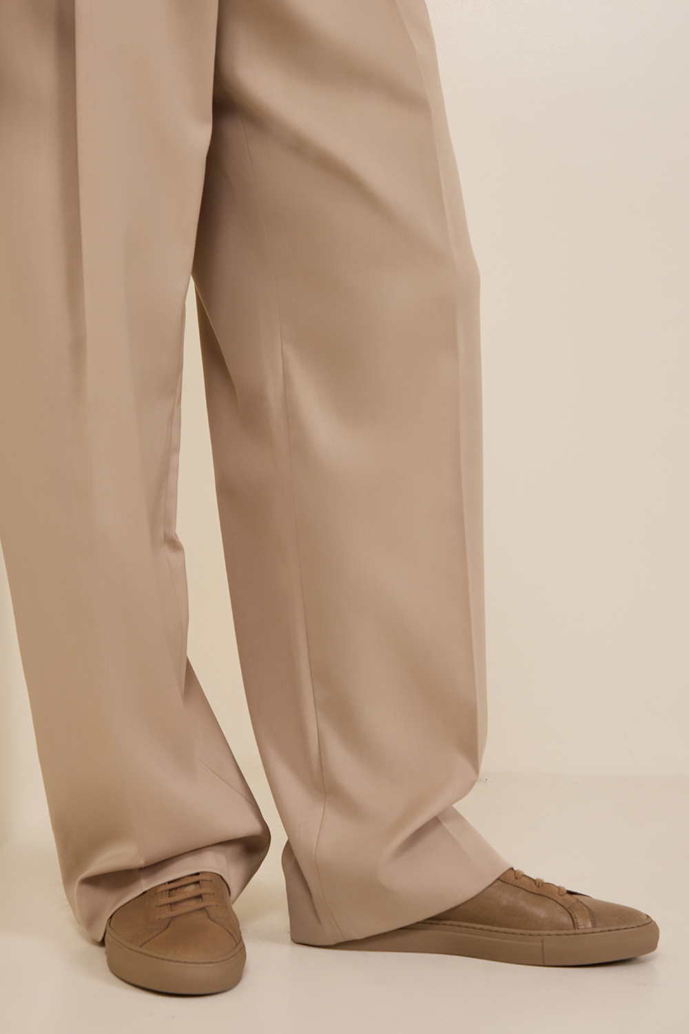 תמונת כל הלוק של נעלי סניקרס